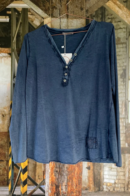 Blå genser med v-hals og knapper