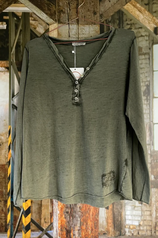 Grønn genser med v-hals og knapper