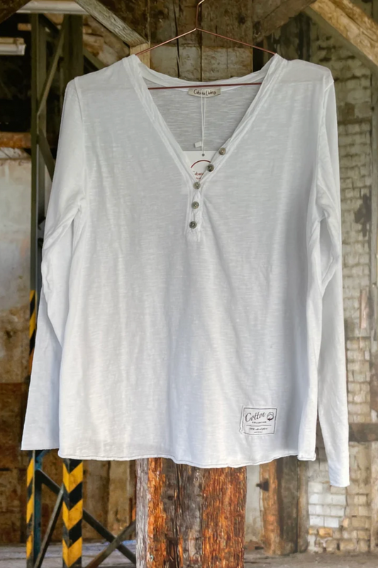Hvit genser med v-hals og knapper