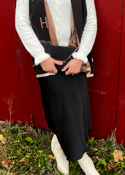 Svart skjørt i sateng