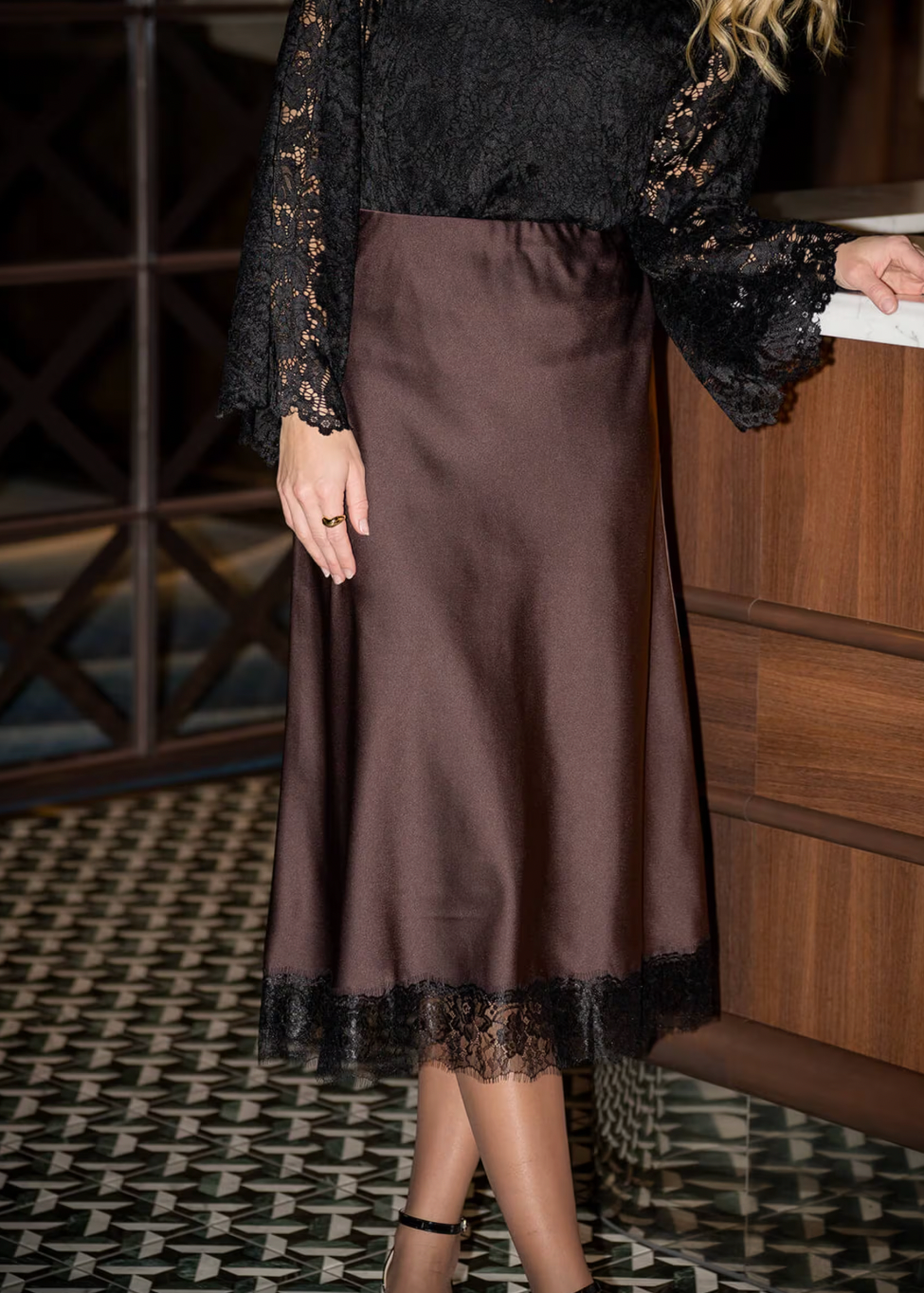 Brunt skjørt med blondekant