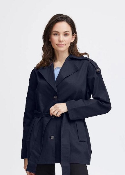 Blå jakke med belte og knapper