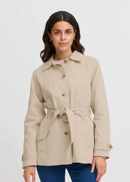 Jakke med belte og knapper