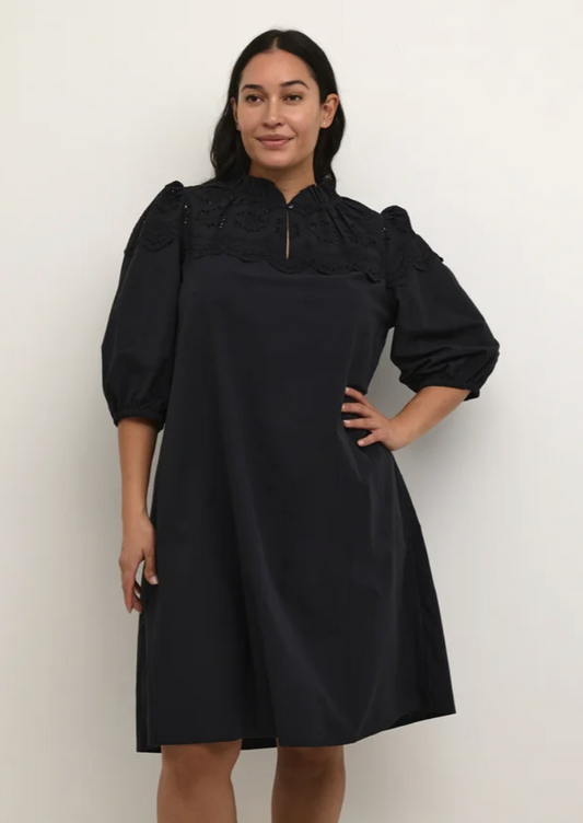 Svart kjole med puffermer og blonder