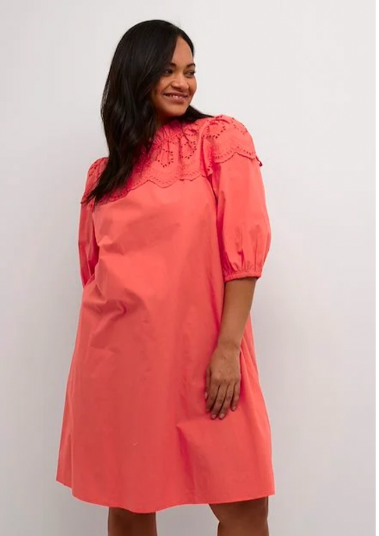 Kort kjole i ferskenfarge med blonder