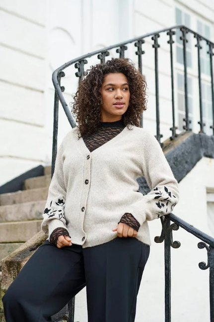 Strikket cardigan med knapper og blomster