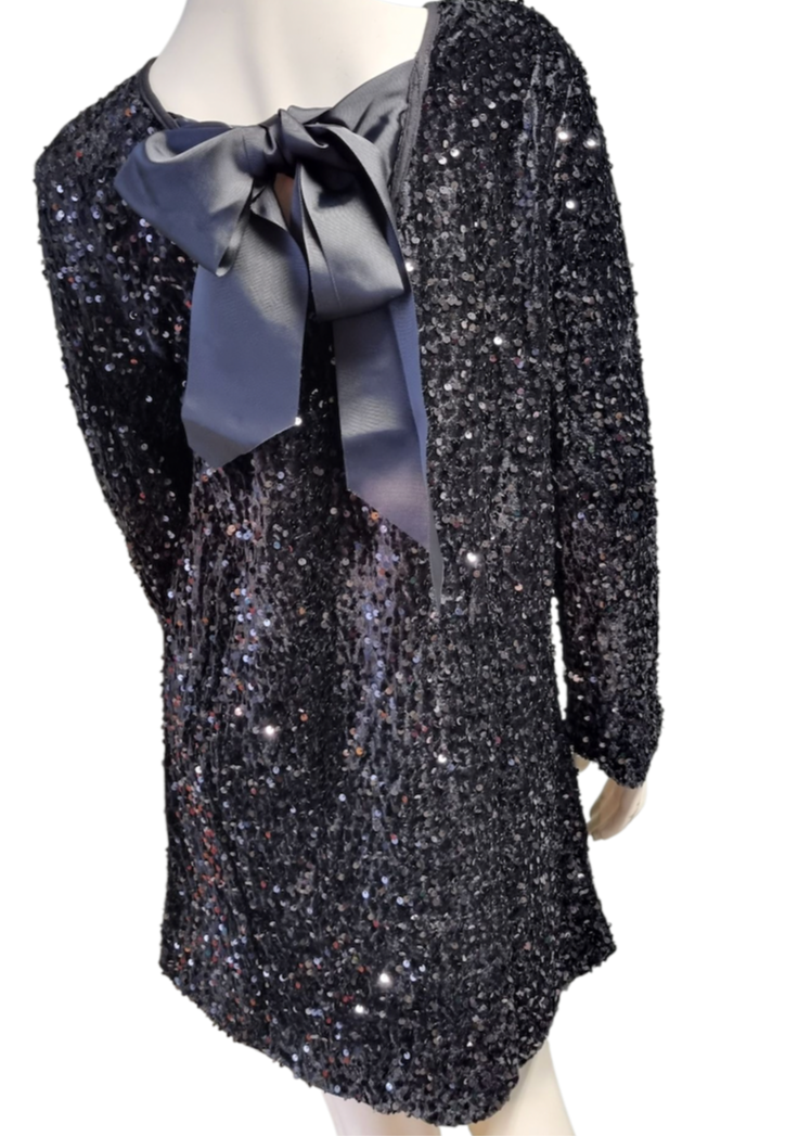 Kjole med paljetter og sløyfe på ryggen