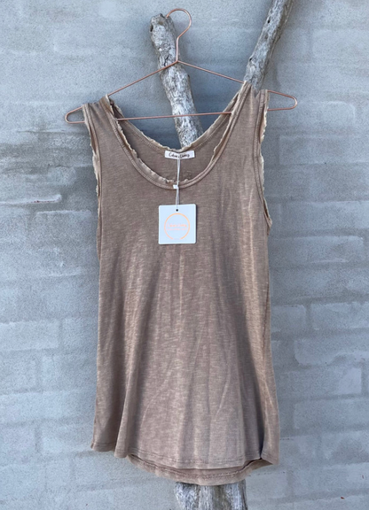 Beige singlet med frynsete kanter