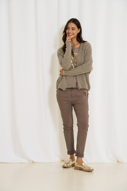 Modell viser frem brun bukse