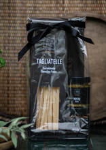 Last inn bildet i Galleri-visningsprogrammet, Halvor Bakke- Gavepakke med pasta og pesto
