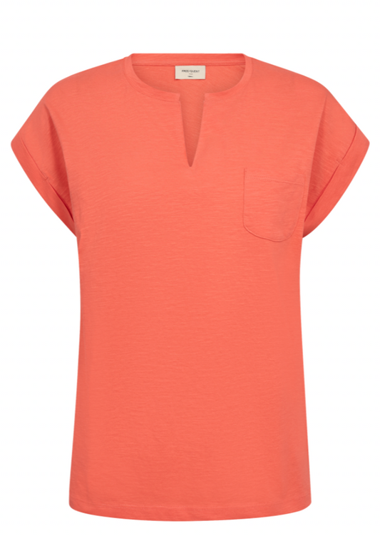 T-skjorte i korallfarge med lomme