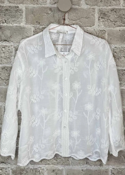 Hvit skjorte med broderte blomster