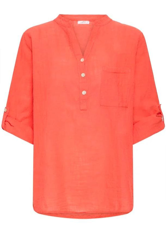 Rød bluse med knapper og lomme