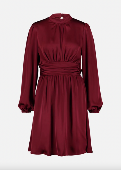 Rød kjole med lange ermer