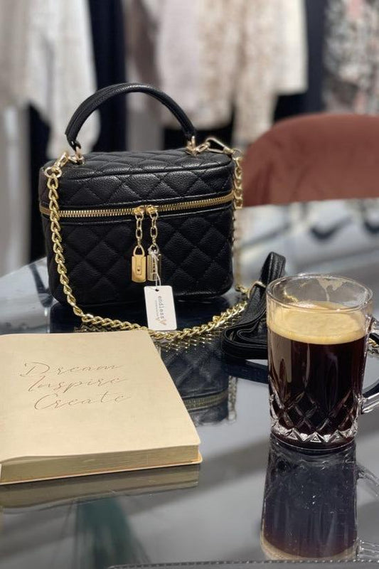 Svart skinnveske med gulldetaljer