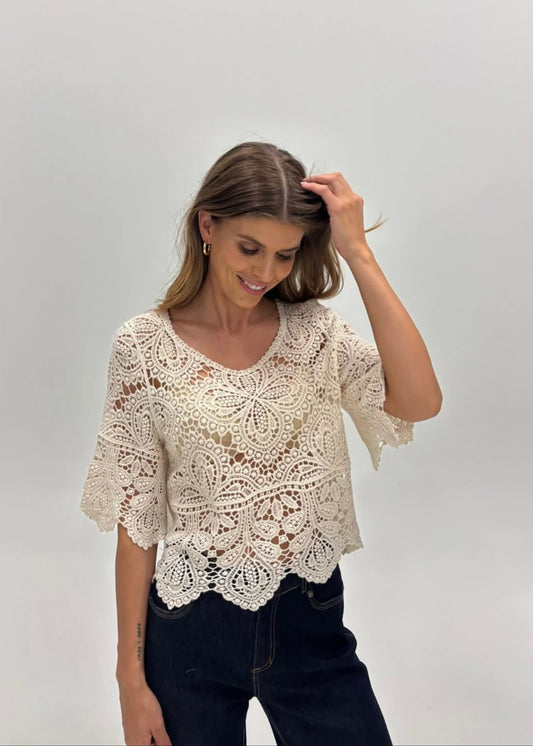 Beige bluse med broderte detaljer