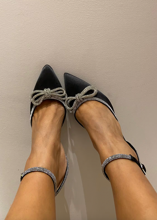 Svarte hæler med glitrende detaljer