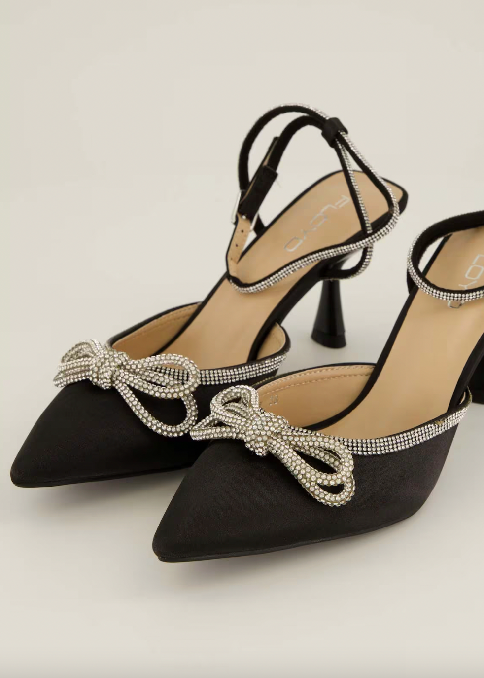 Svarte hæler med glitrende detaljer