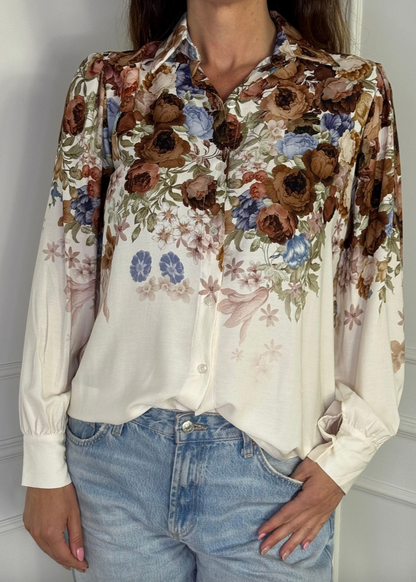 Hvit skjorte med brune blomster