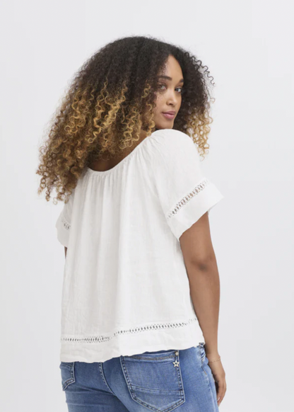 Hvit bluse med lekre detaljer