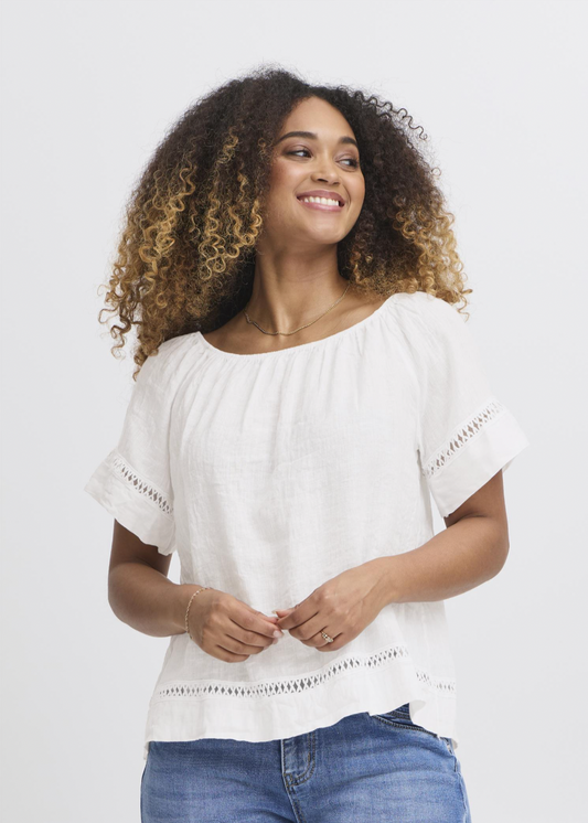 Hvit bluse med lekre detaljer