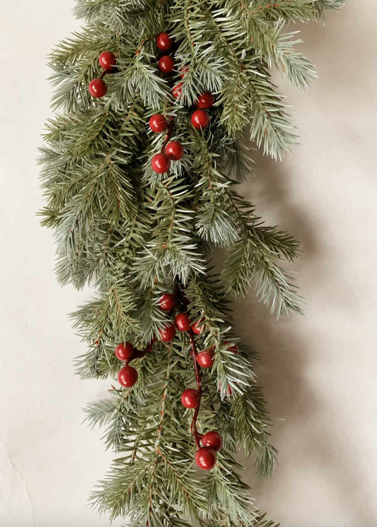Gran med røde bær