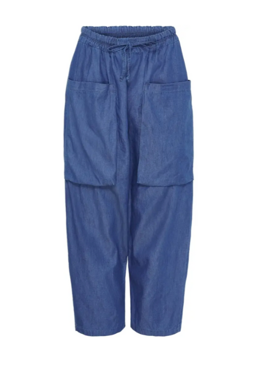Blå bukser med store lommer