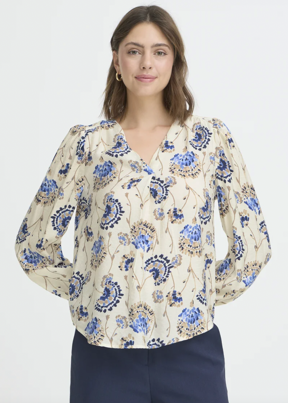 Hvit bluse med blomsterprint