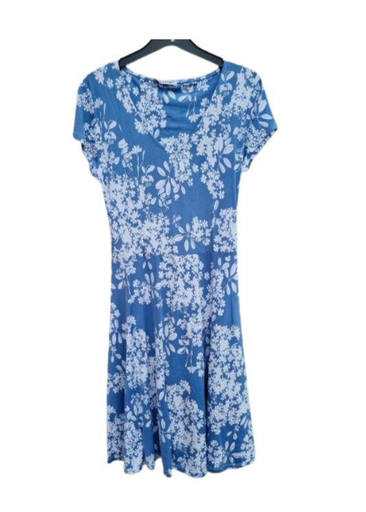 Blå kjole med blomstermønster
