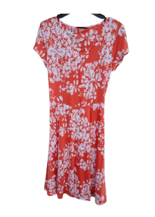 Rød kjole med blomstermønster