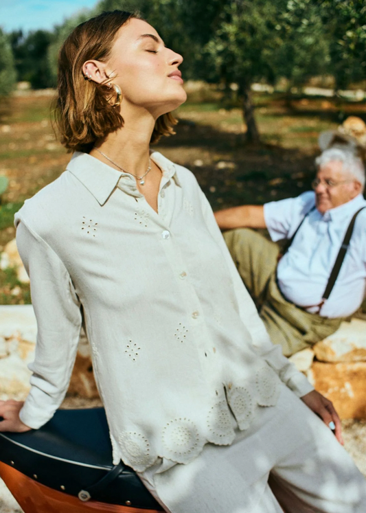 Beige skjorte med broderinger