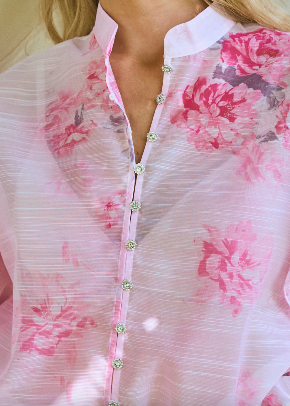 Bluse med rosa blomster