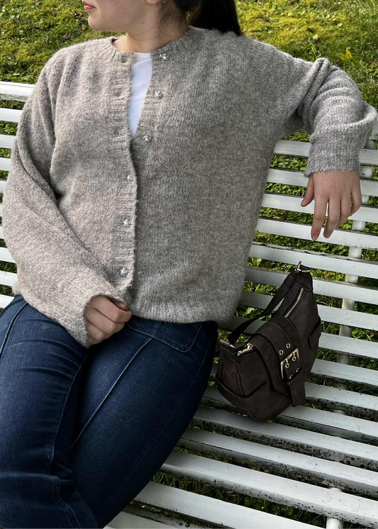 Beige cardigan med lekre knapper