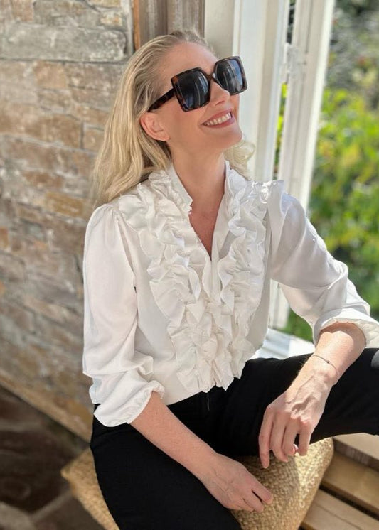 Hvit bluse med rysjedetaljer