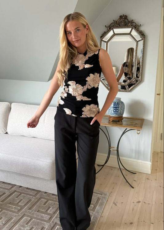 Svart topp med beige blomster