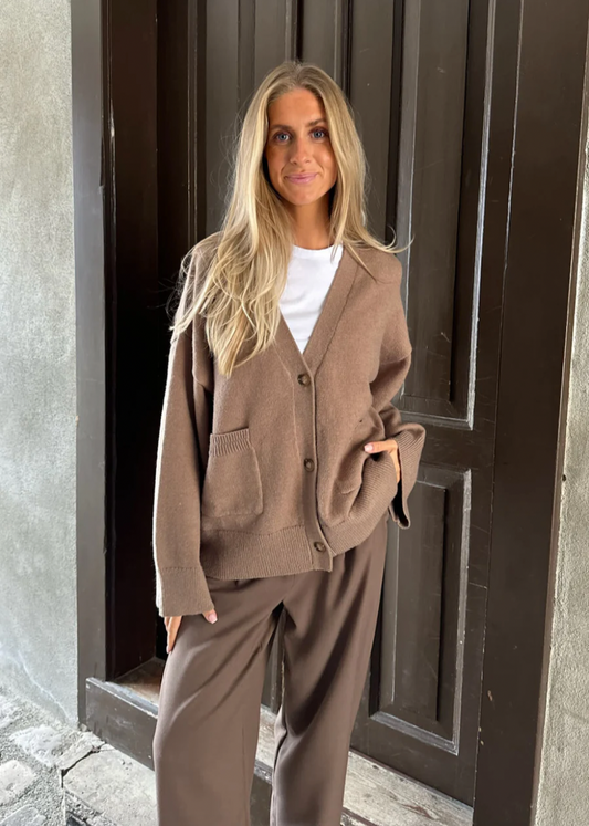Brun cardigan med lommer og knapper