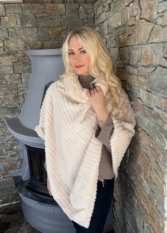 Hvit poncho i fuskepels