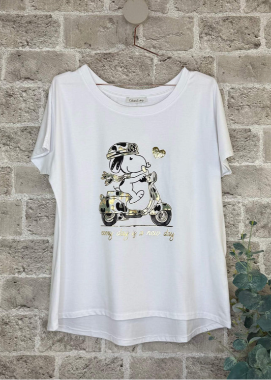 Hvit t skjorte med snoopy print