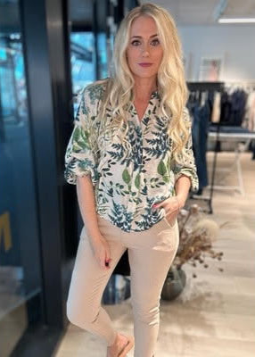 Bluse med ballongermer og v-hals