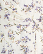 Last inn bildet i Galleri-visningsprogrammet, Maxikjole i omslag som knytes i siden. Offwhite med lavendel blomsterprint.
