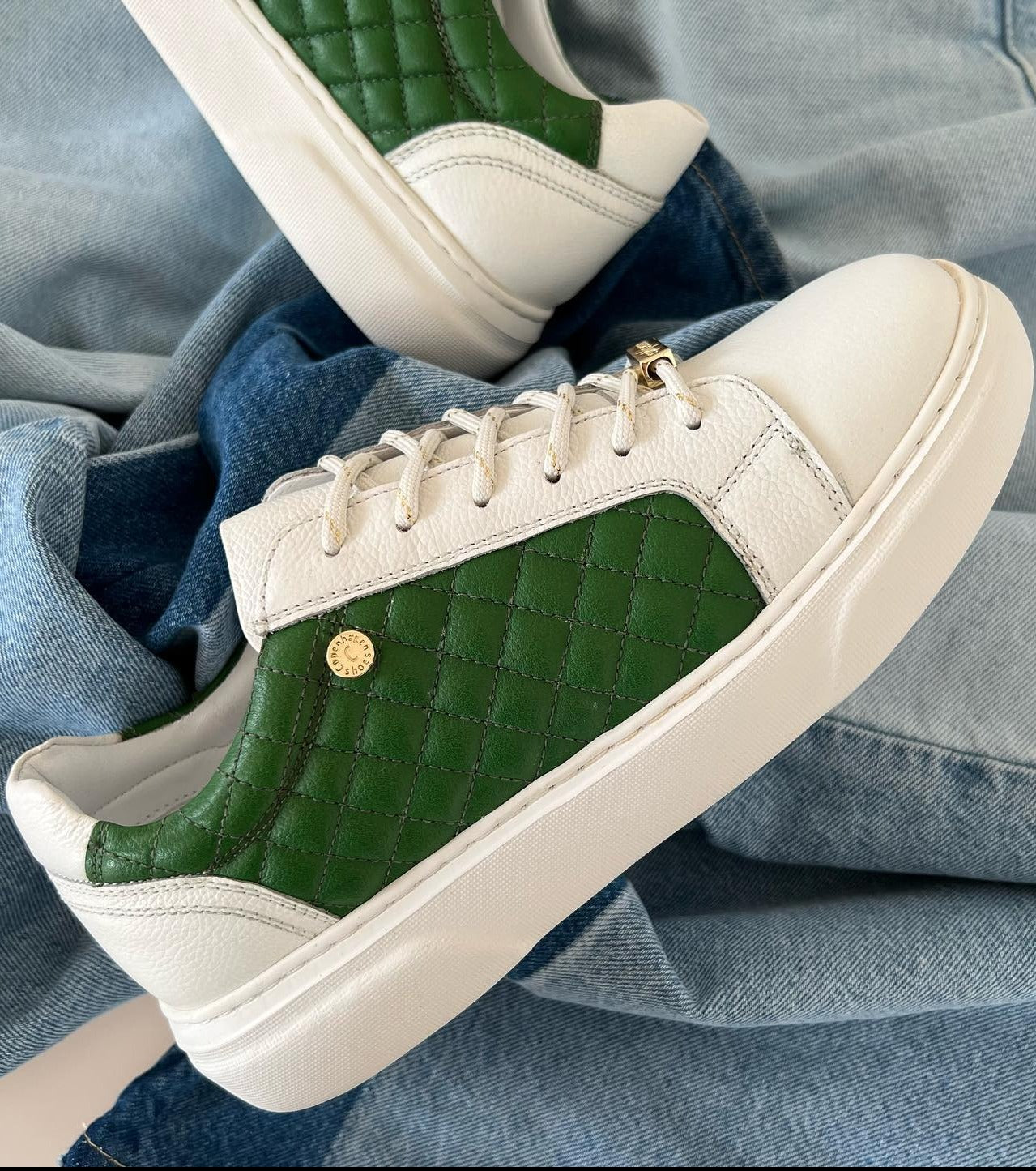 Grønne og hvite sneakers i skinn