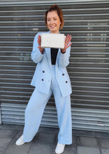 Last inn bildet i Galleri-visningsprogrammet, Modell viser frem hvit katy waffel clutch

