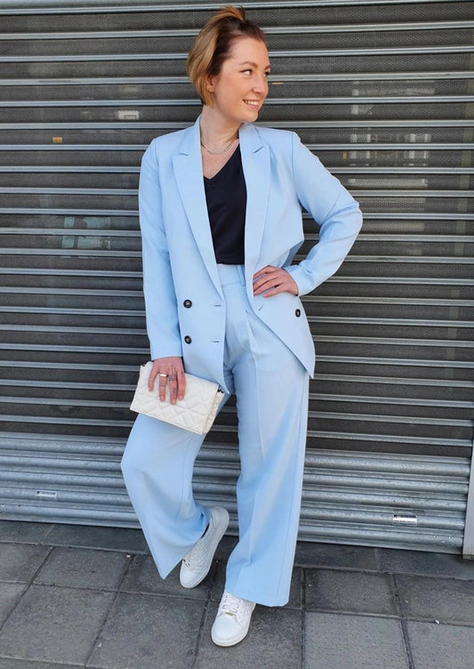 Modell viser frem hvit katy waffel clutch