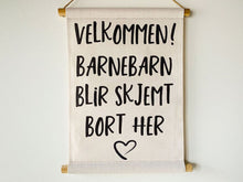 Last inn bildet i Galleri-visningsprogrammet, Plansje &quot;Velkommen! Barnebarn blir skjermt bort her&quot;
