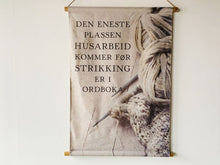 Last inn bildet i Galleri-visningsprogrammet, Plansje &quot;Den eneste plassen husarbeid kommer før strikking er i ordboka&quot;
