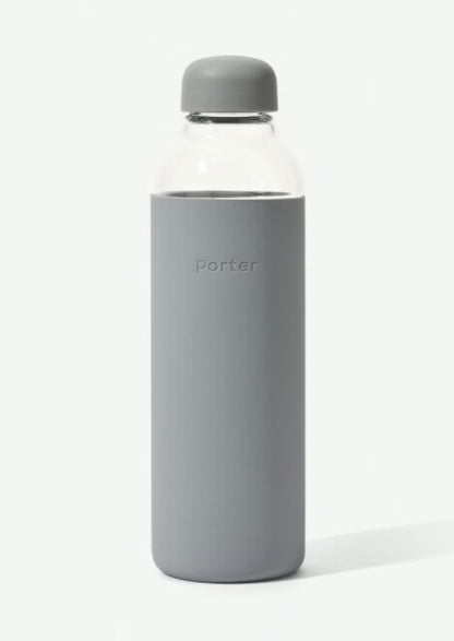 Vannflaske med lys grå silikontrekk