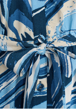 Last inn bildet i Galleri-visningsprogrammet, Lang mønstret kjole i blått
